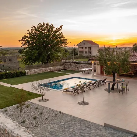 Tany Zadarvillas *
